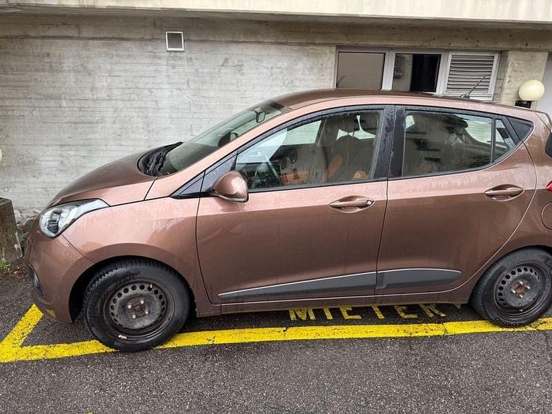 Braun Gebraucht 2016 Hyundai i10 Kleinwagen | 5.800 € (Guter Preis) - Bild 1/4