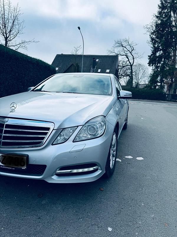 Gebraucht Mercedes E200 Avantgarde 184 PS (135 kW) 2011 Silber Limousine