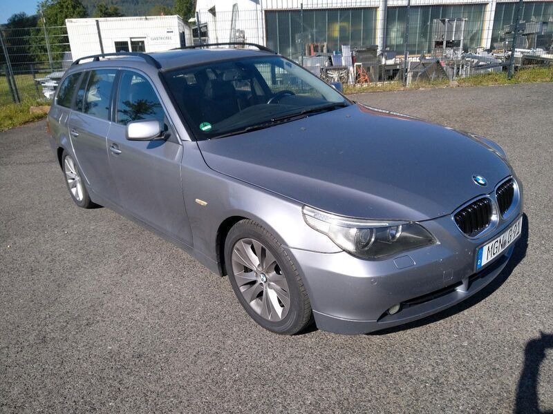 Grau Gebraucht 2004 BMW 530 Kombi | 3.500 € - Bild 1/4