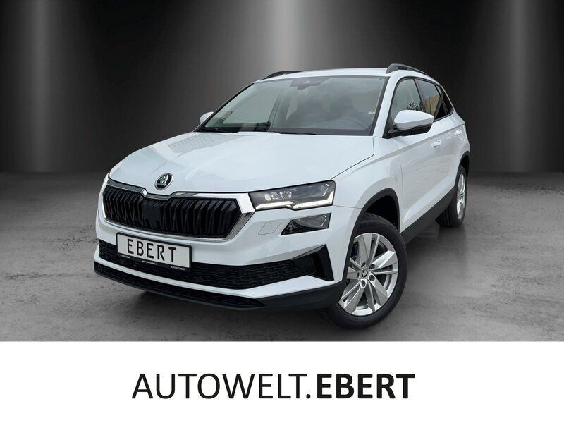 Moonweiß perleffekt Neu 2024 Skoda Karoq Selection SUV | 38.290 € (Etwas zu teuer) - Bild 1/4