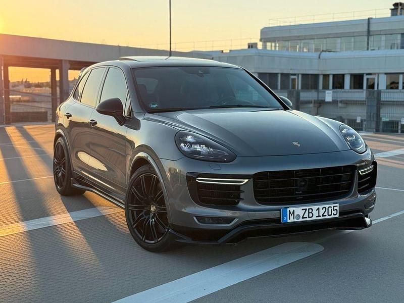 Grau Gebraucht 2015 Porsche Cayenne Turbo SUV | 34.500 € (Fairer Preis) - Bild 1/4