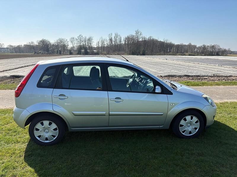 Gebraucht Ford Fiesta 59 PS (43 kW) 2008 Silber Kleinwagen