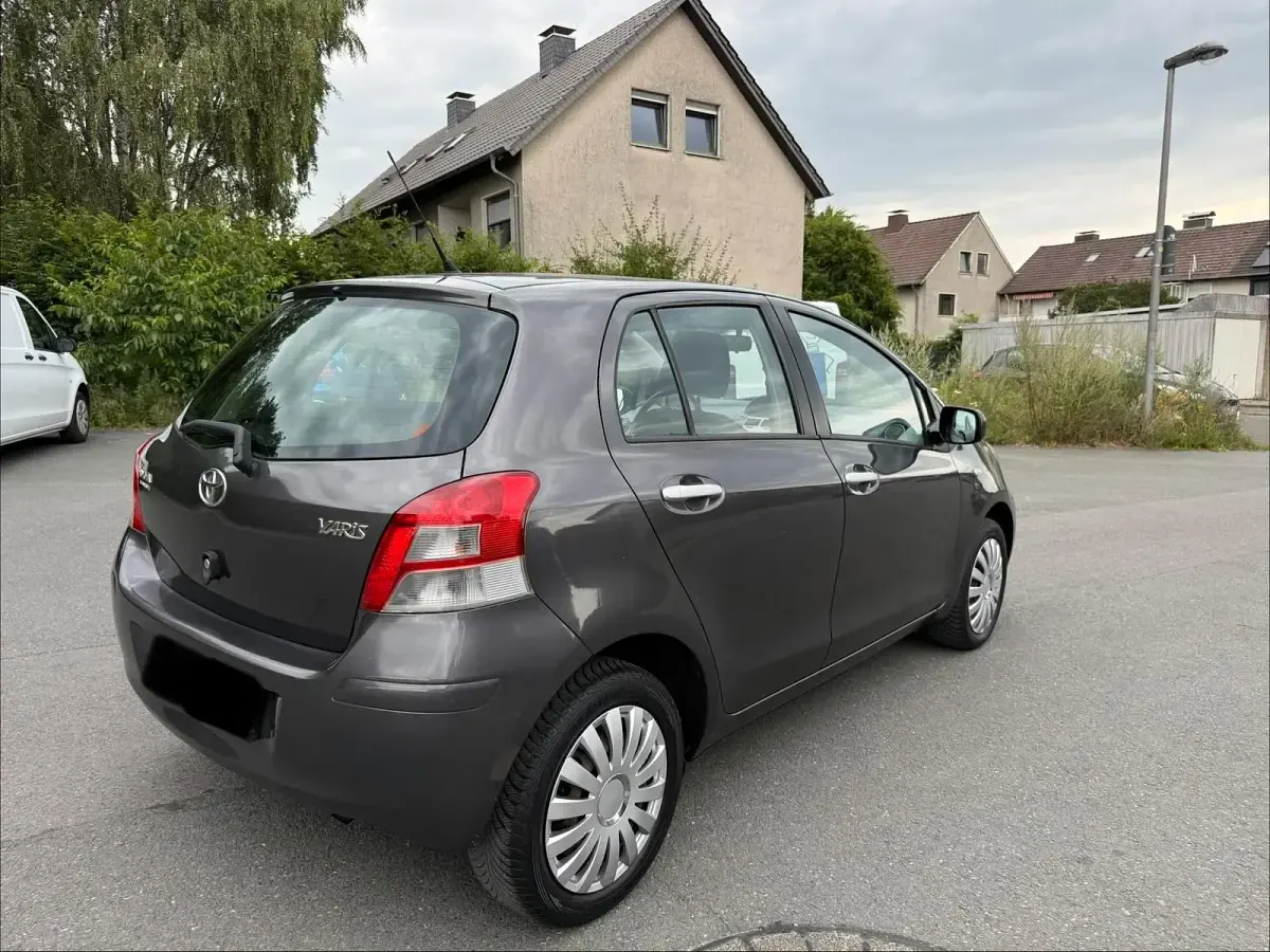 Gebraucht Toyota Yaris 69 PS (50 kW) 2011 Grau Kleinwagen