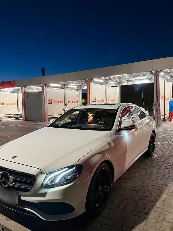 Weiß Gebraucht 2019 Mercedes E220 Limousine | 28.500 € (Superpreis) - Bild 1/4
