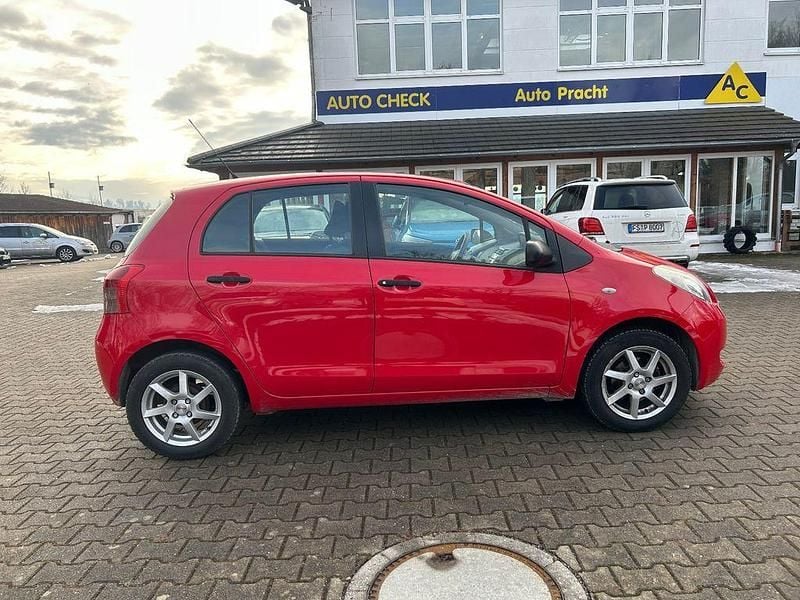 Rot Gebraucht 2009 Toyota Yaris Cool Limousine | 2.850 € (Fairer Preis) - Bild 1/4