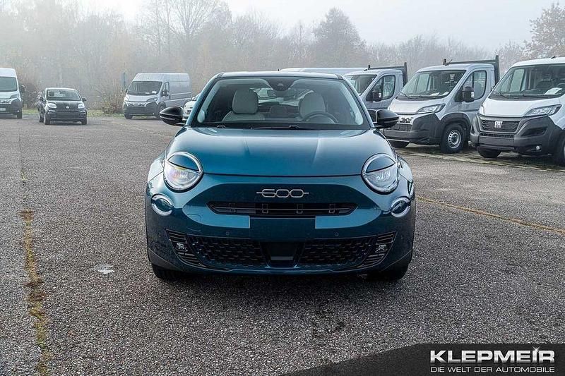 Neu Fiat 600E La Prima 114 kW (156 PS) 2025 Grün Limousine