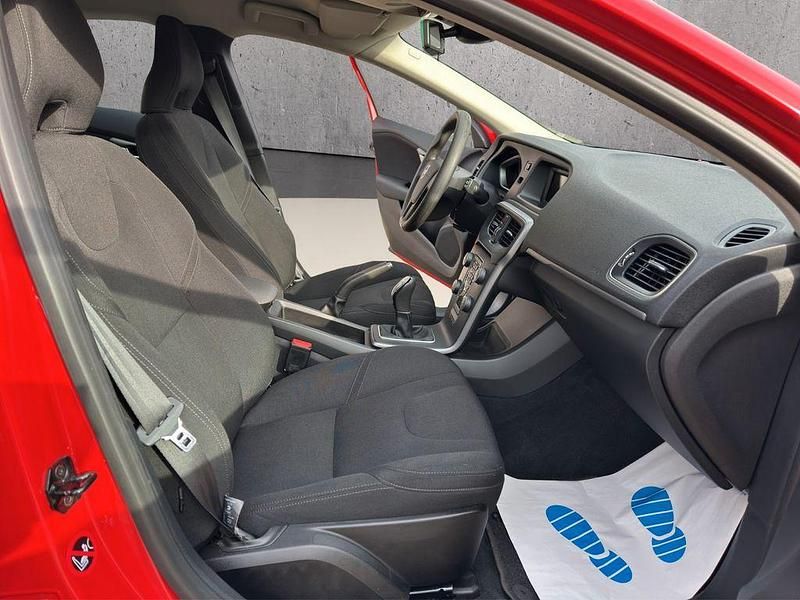 Gebraucht Volvo V40 114 PS (83 kW) 2013 Rot Limousine
