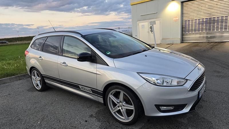 Gebraucht Ford Focus 120 PS (88 kW) 2015 Silber Kombi