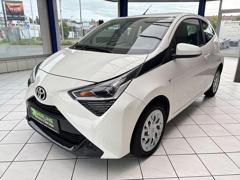 Weiß Gebraucht 2020 Toyota Aygo X-play Kleinwagen | 8.999 € (Fairer Preis) - Bild 1/4