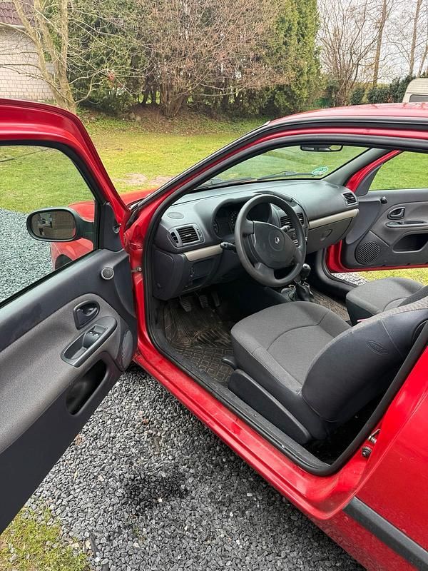 Gebraucht Renault Clio II 58 PS (42 kW) 2004 Rot Kleinwagen