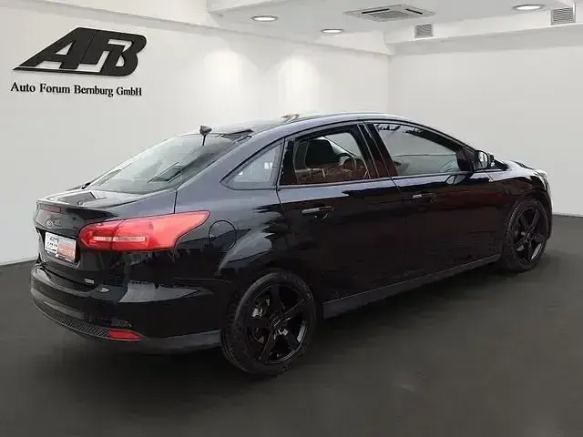 Używany Ford Focus Trend 101 KM (74 kW) 2018 Czarny Sedan/Limuzyna