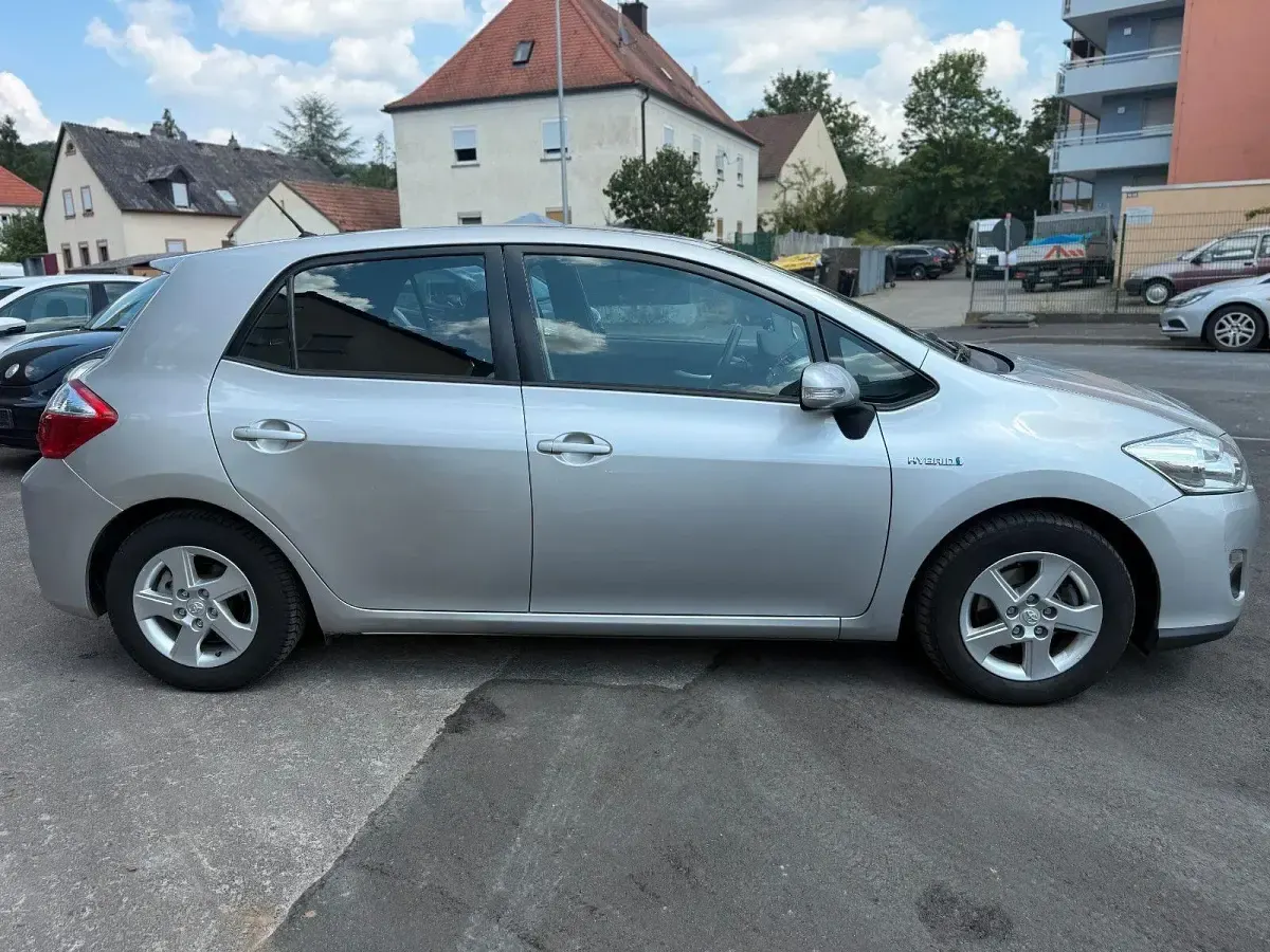 Gebraucht Toyota Auris Hybrid Life 99 PS (72 kW) 2011 Silber Limousine