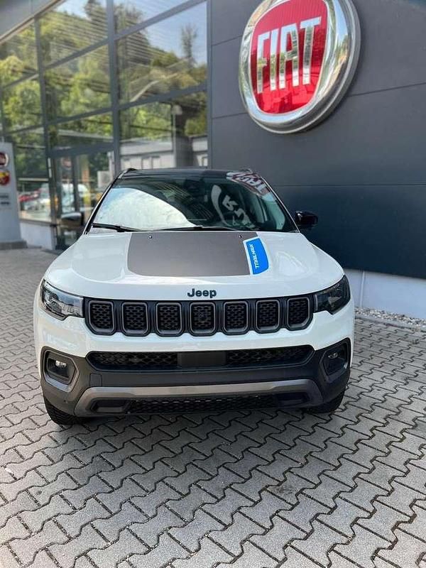 Gebraucht Jeep Compass Trailhawk 241 PS (177 kW) 2023 Alpine white / dach schwarz SUV