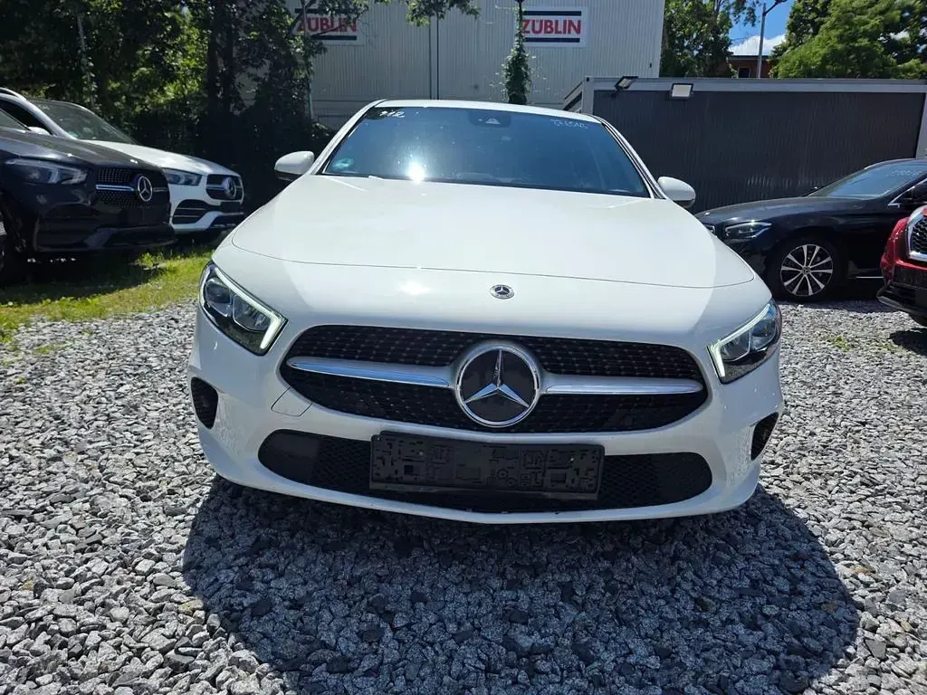 Gebraucht Mercedes A180 116 PS (85 kW) 2022 Weiß Limousine