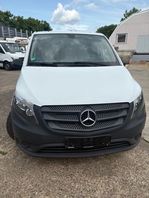 Weiß Gebraucht 2017 Mercedes Vito Van / Kleinbus | 14.500 € - Bild 1/4
