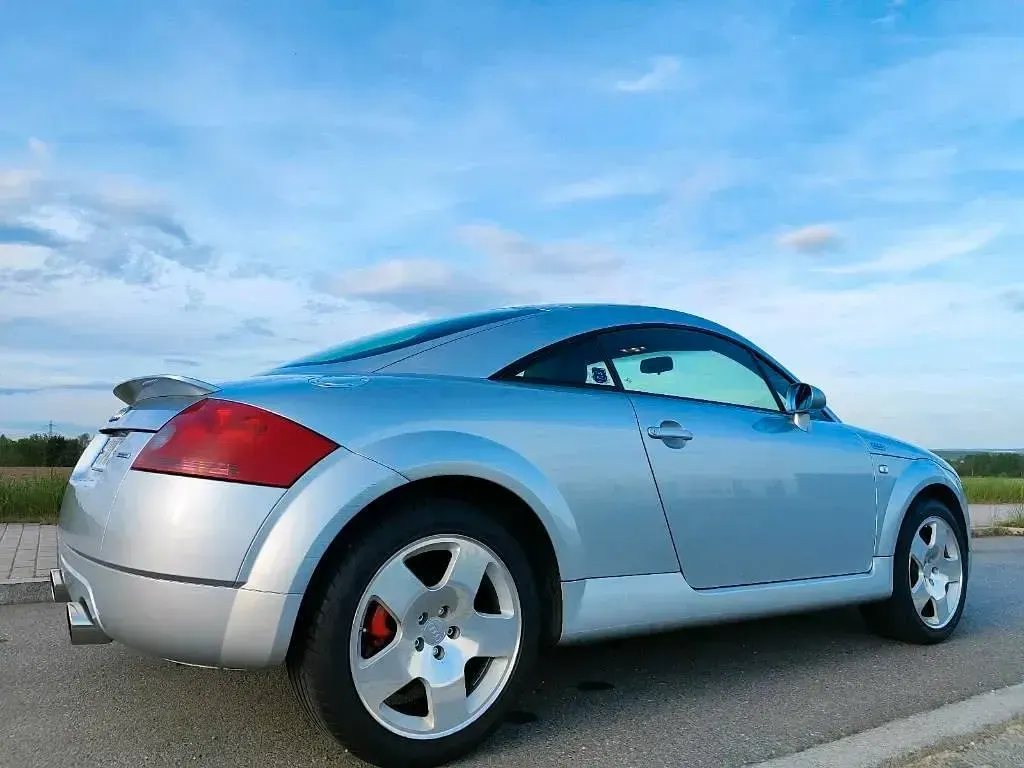 Second-hand Audi TT S-Line 224 CP (164 kW) 1999 Argintiu Coupe