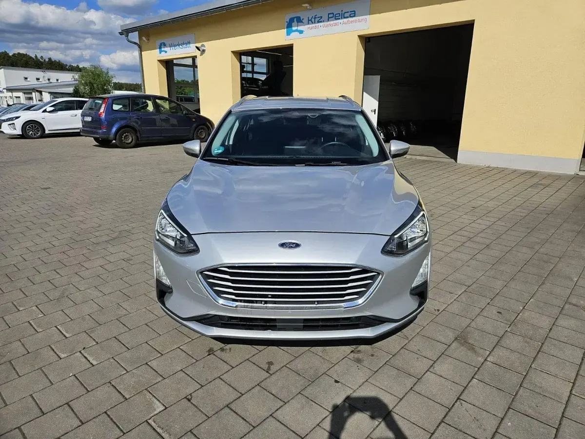 Usado Ford Focus Cool & Connect 120 CV (88 kW) 2020 Plateado Familiar