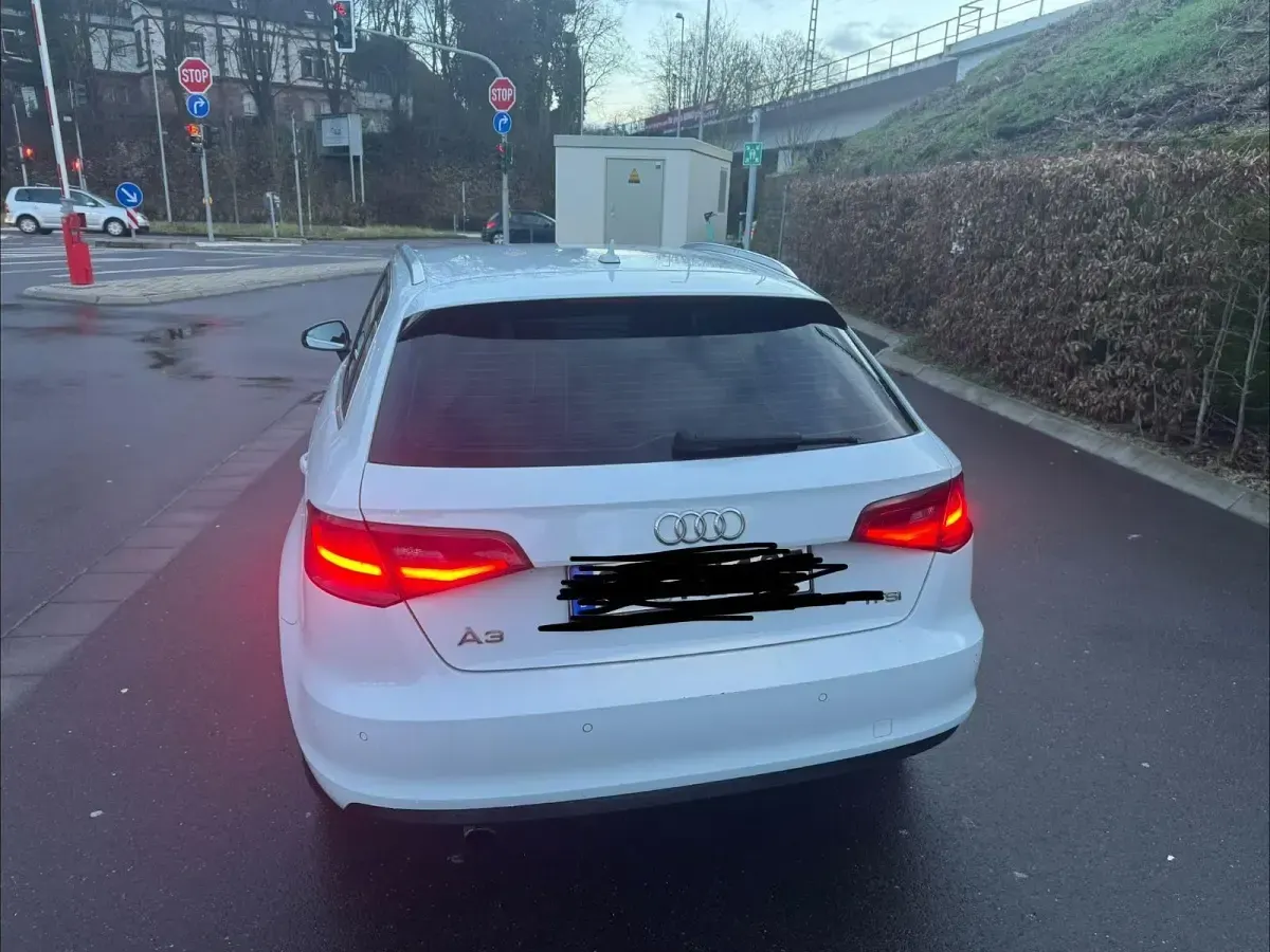 Gebraucht Audi A3 Ambiente 110 PS (80 kW) 2015 Weiß Limousine