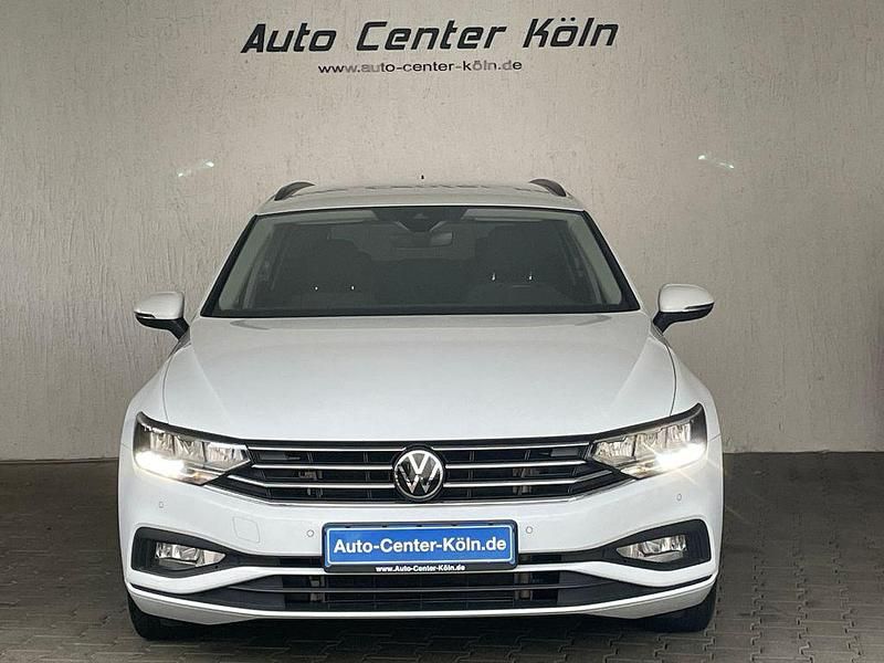 Gebraucht VW Passat Basis 150 PS (110 kW) 2023 Gletscherweiß metallic Kombi
