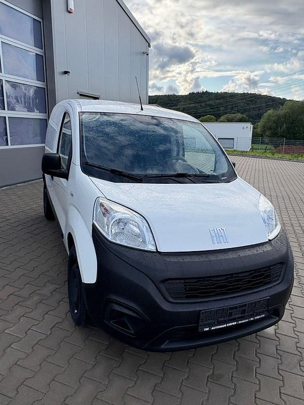 Weiß Gebraucht 2023 Fiat Fiorino Van / Kleinbus | 10.900 € (Guter Preis) - Bild 1/4