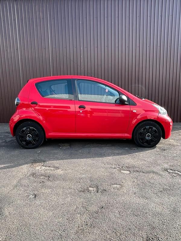 Gebraucht Toyota Aygo 68 PS (50 kW) 2009 Rot Kleinwagen