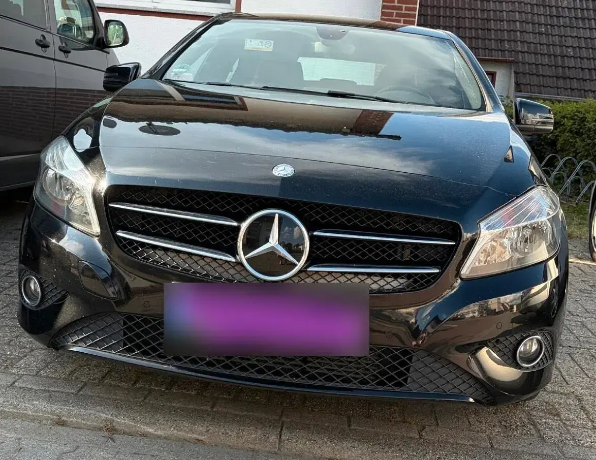 Gebraucht Mercedes A180 122 PS (89 kW) 2014 Schwarz Kleinwagen
