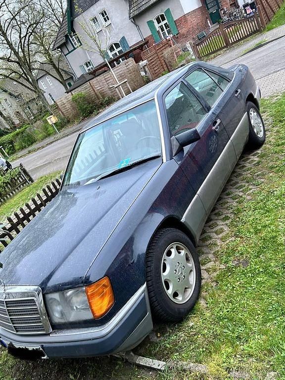 Blau Gebraucht 1991 Mercedes E250 Limousine | 7.999 € - Bild 1/4