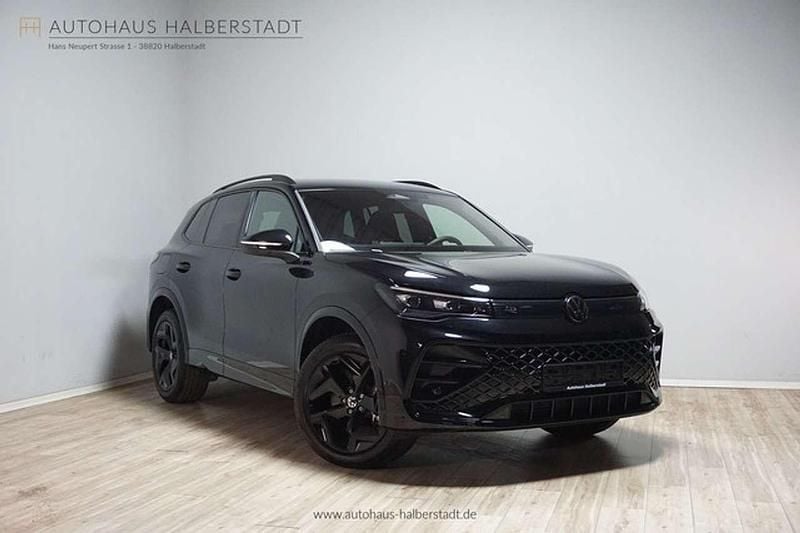 Schwarz schwarz (deep black perleffek) metallic Gebraucht 2024 VW Tiguan R-line SUV | 43.990 € (Guter Preis) - Bild 1/3