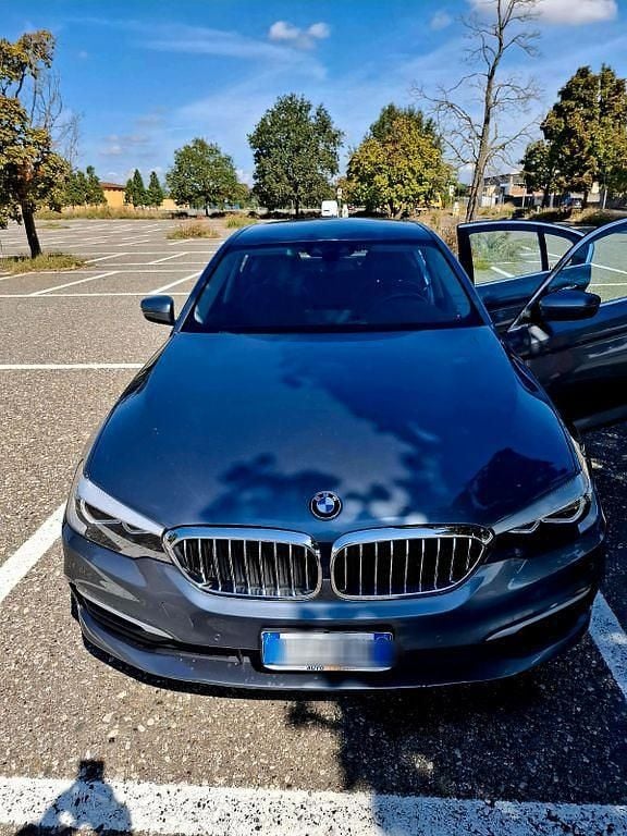 Grau Gebraucht 2019 BMW 520 Sport Line Limousine | 23.399 € (Superpreis) - Bild 1/4