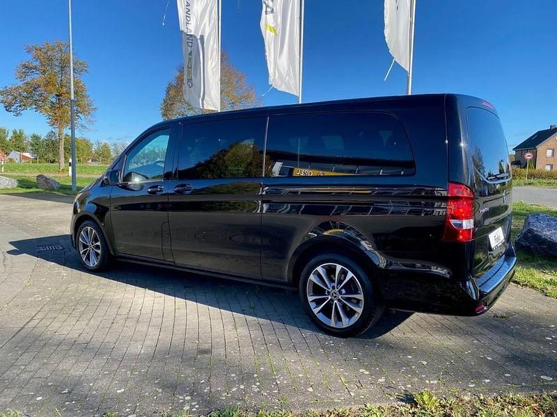 Obsidianschwarz metallic Gebraucht 2022 Mercedes V220 Sport Van / Kleinbus | 48.500 € (Teuer) - Bild 1/4