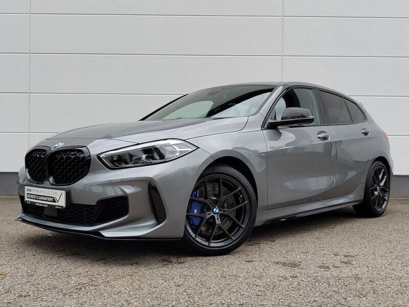 Skyscraper grau Gebraucht 2023 BMW M135 Comfort Edition Kleinwagen | 37.999 € (Fairer Preis) - Bild 1/4
