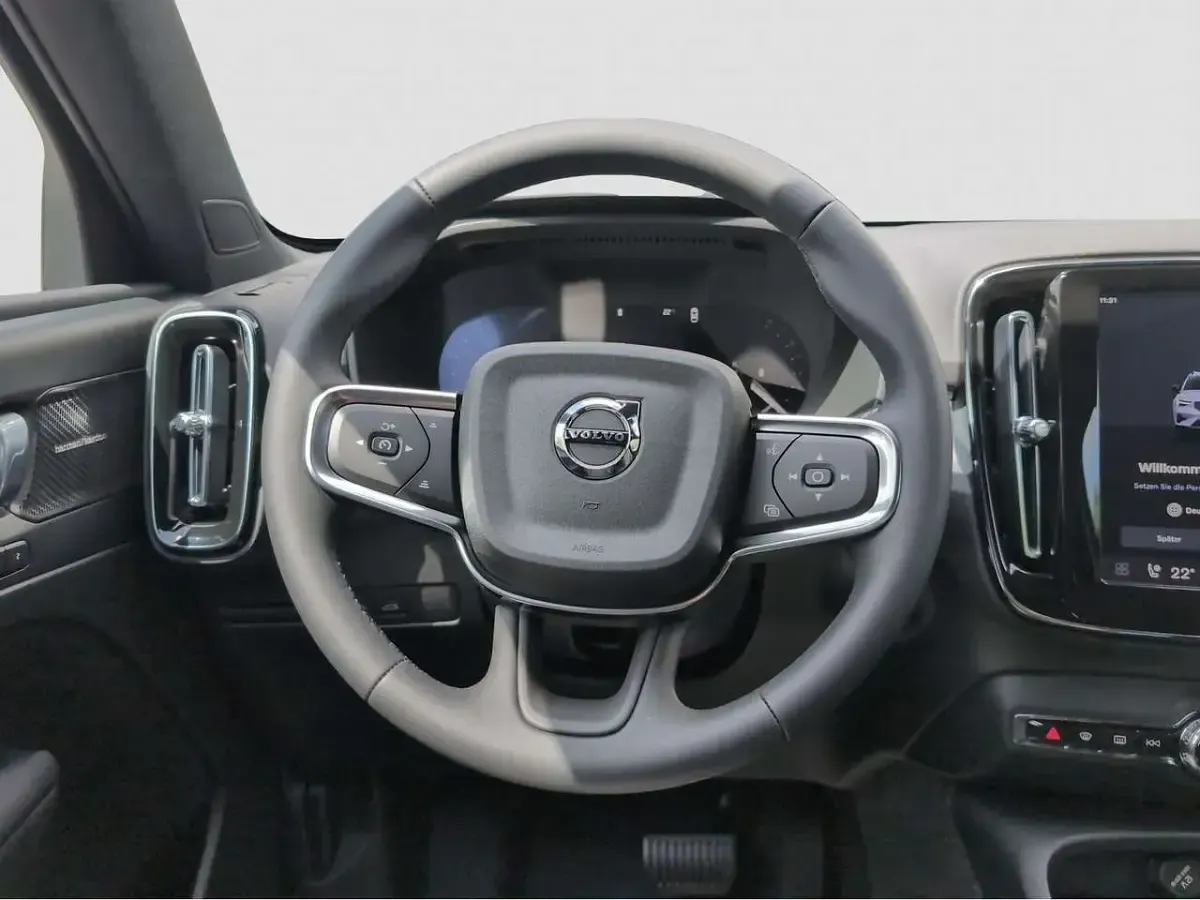 Gebraucht Volvo XC40 Plus 163 PS (119 kW) 2026 Crystal white SUV