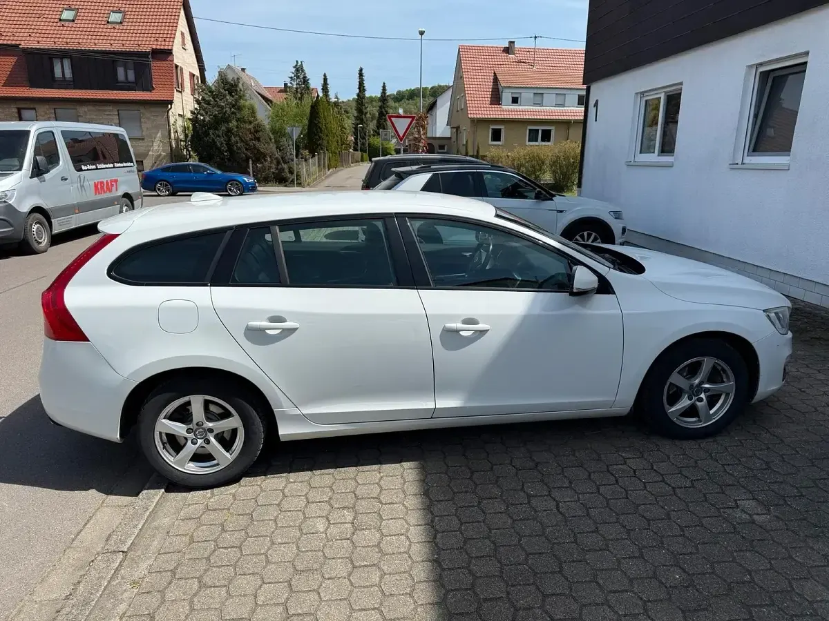 Używany Volvo V60 136 KM (100 kW) 2017 Biały Kombi