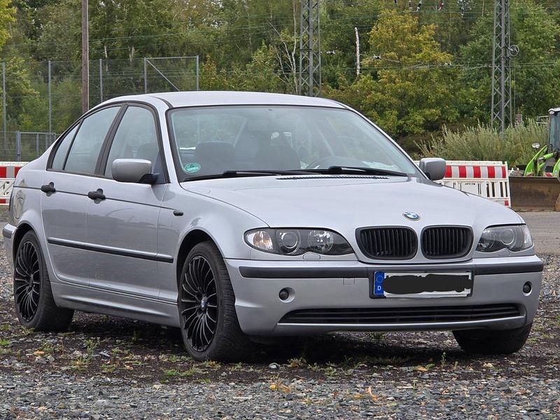 Grau Gebraucht 2002 BMW 318 Limousine | 3.699 € (Fairer Preis) - Bild 1/4