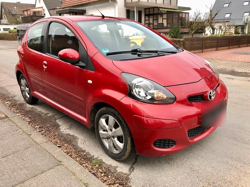 Gebraucht Toyota Aygo 68 PS (50 kW) 2010 Rot Kleinwagen
