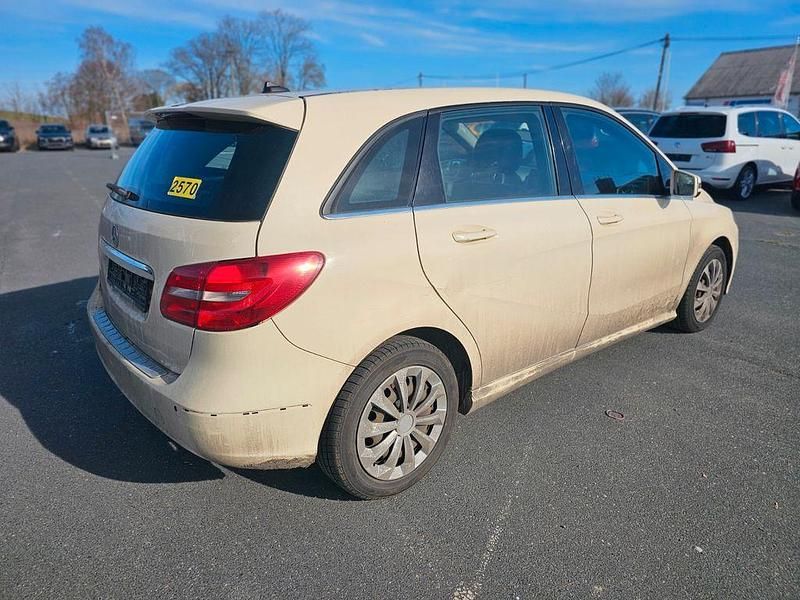 Gebraucht Mercedes B180 109 PS (80 kW) 2013 Gelb Van / Kleinbus