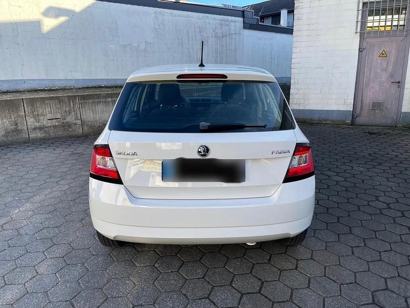 Gebraucht Skoda Fabia Active 60 PS (44 kW) 2015 Weiß Kleinwagen