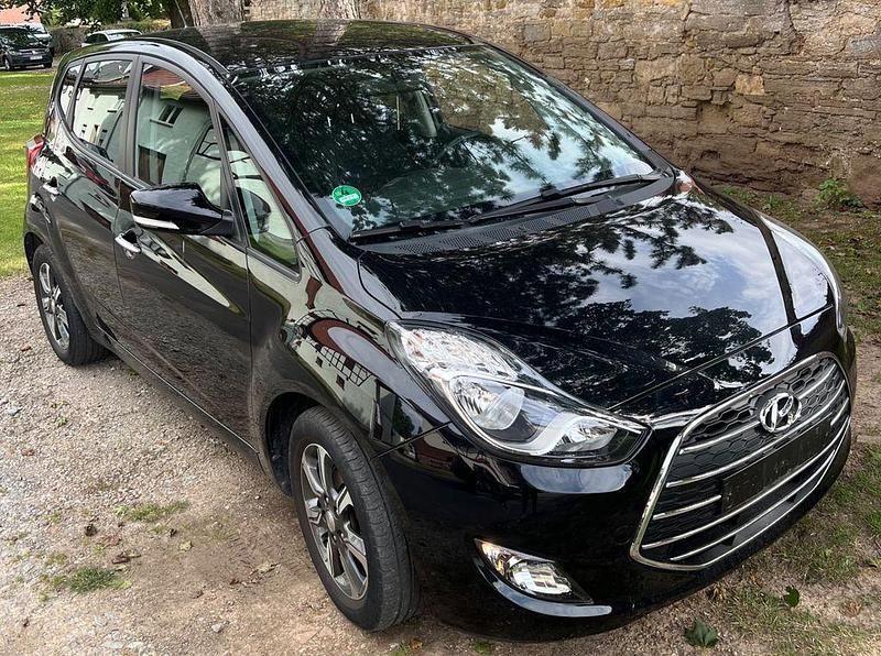 Schwarz Gebraucht 2018 Hyundai ix20 Space Plus Van / Kleinbus | 11.600 € (Fairer Preis) - Bild 1/4