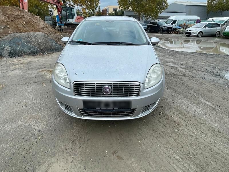 Grau Gebraucht 2010 Fiat Linea Limousine | 2.900 € - Bild 1/4
