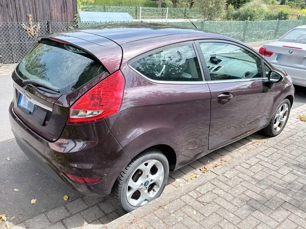 Gebraucht Ford Fiesta Ambiente 82 PS (60 kW) 2009 Violett Limousine
