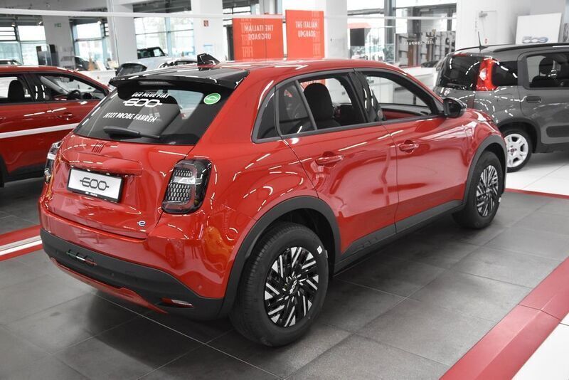 Gebraucht Fiat 600E Red 114 kW (156 PS) 2024 Rot SUV