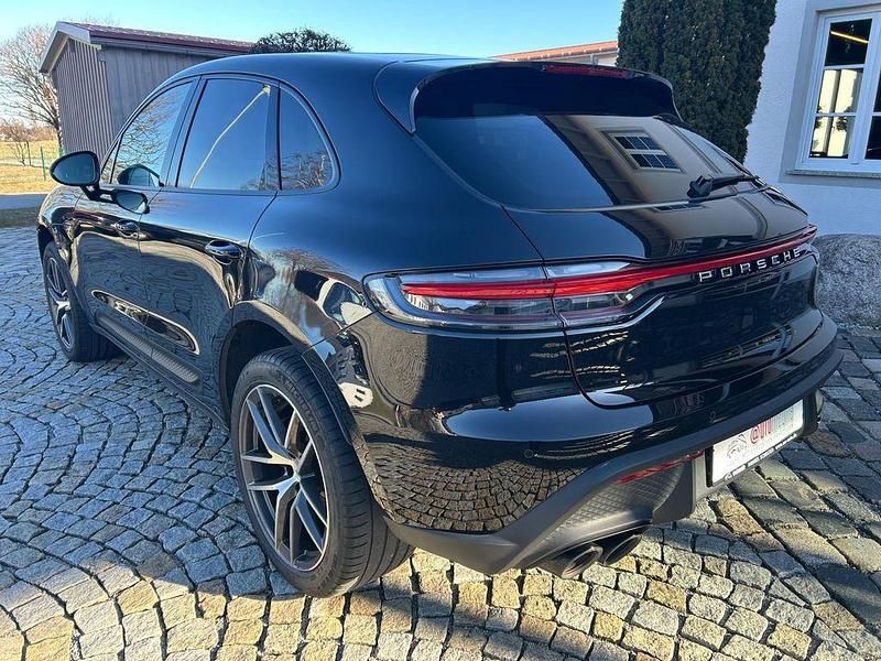 Gebraucht Porsche Macan 265 PS (194 kW) 2023 Tiefschwarz SUV
