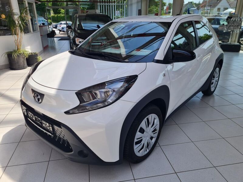 Weiß Gebraucht 2023 Toyota Aygo X-play Kleinwagen | 14.990 € (Fairer Preis) - Bild 1/4