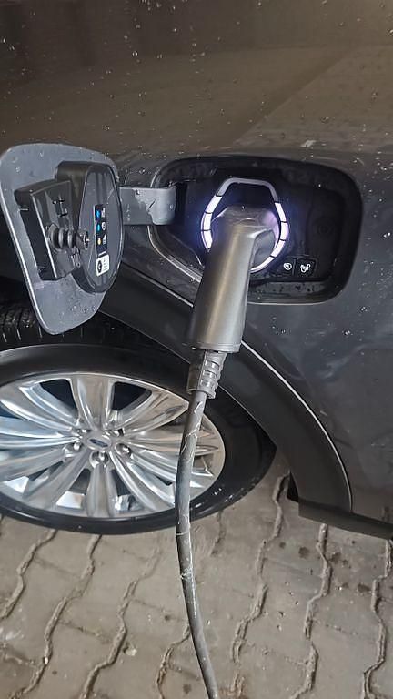 Grau Gebraucht 2023 Ford Explorer Platinum SUV | 54.300 € (Fairer Preis) - Bild 1/4