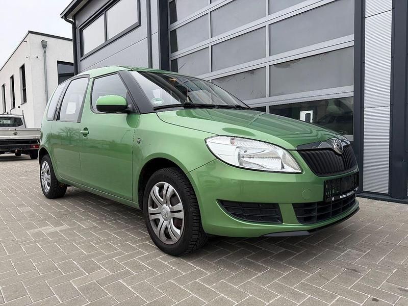 Grün Gebraucht 2014 Skoda Roomster Plus Edition Van / Kleinbus | 3.990 € (Fairer Preis) - Bild 1/4
