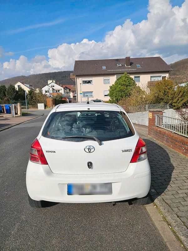 Gebraucht Toyota Yaris 101 PS (74 kW) 2010 Weiß Kleinwagen