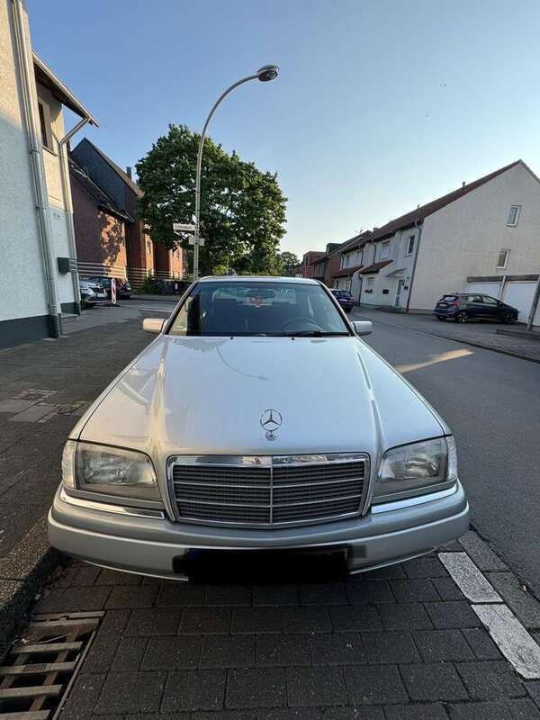 Silber Gebraucht 1995 Mercedes C180 Elegance Limousine | 2.850 € - Bild 1/4