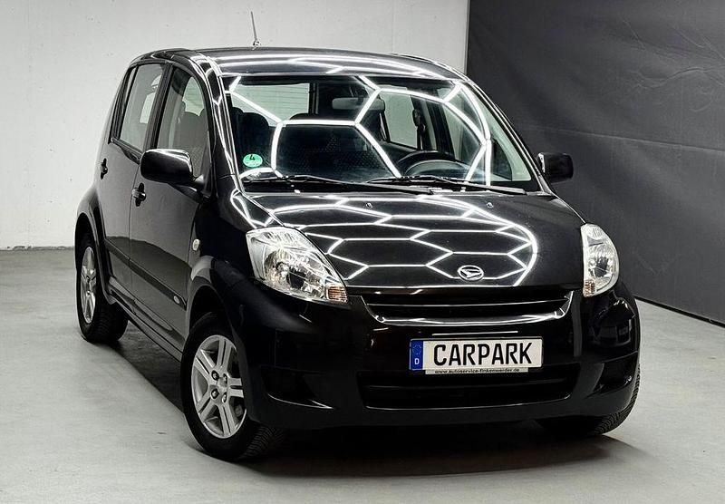 Schwarz Gebraucht 2009 Daihatsu Sirion Kleinwagen | 2.499 € - Bild 1/4