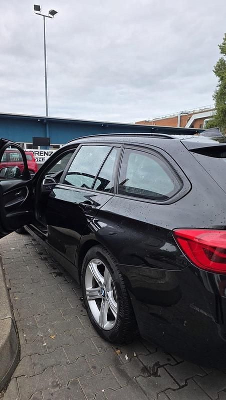 Schwarz Gebraucht 2015 BMW 330 Kombi | 12.000 € (Superpreis) - Bild 1/4