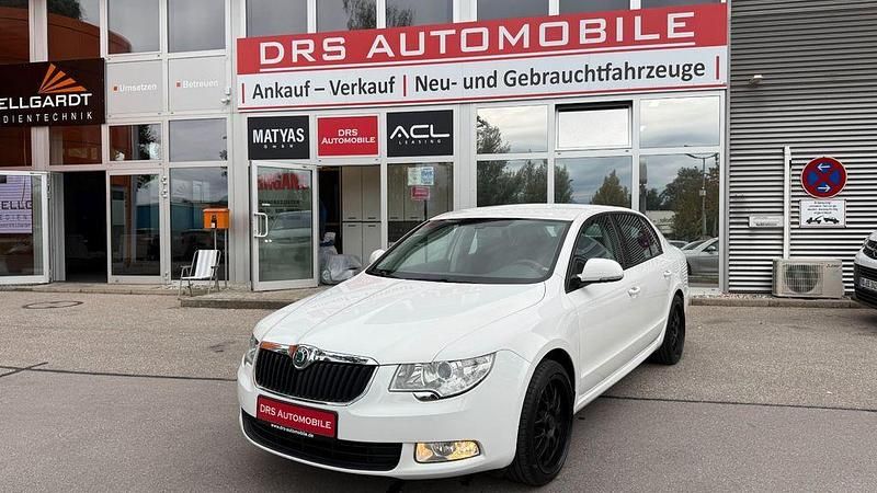 Weiß Gebraucht 2012 Skoda Superb Active Limousine | 8.790 € (Fairer Preis) - Bild 1/4